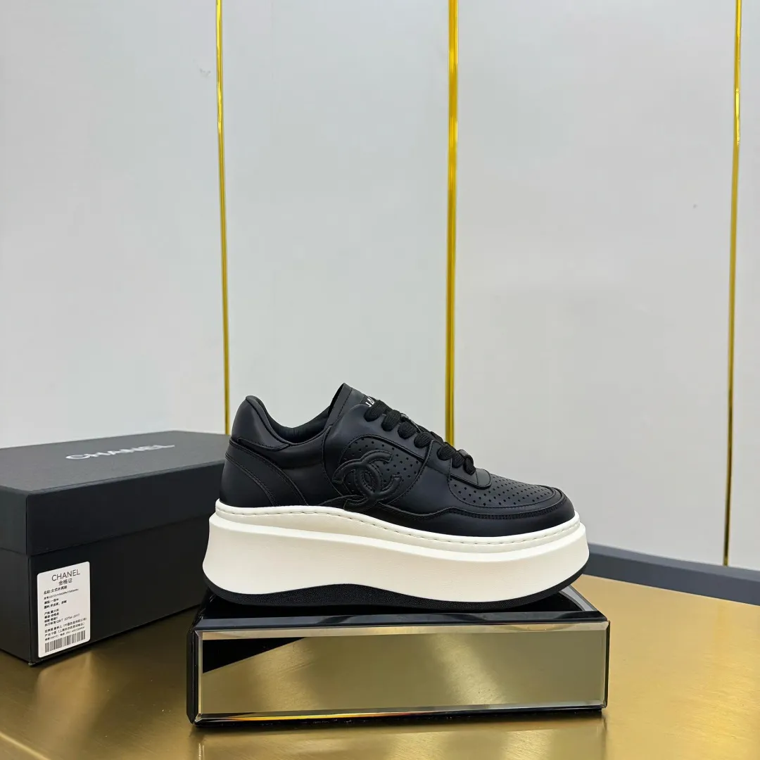 👟👟Ex-factory price 600👟👟 Upgraded version, upgraded version, upgraded version! No rebuttal accepted! ! ! ! Chanel Chanel panda shoes! 2025 counter's top casual sports shoes. This classic design; the upper is electro-embroidered with a variety of techniques; the outsole is fashionable and sporty; the unusual inclusion of a variety of color matching elements... The diversified mix and match is very good-looking and versatile, and can be used for leisure, fashion, sports, and outdoor... ꫛꫀꪝ Go➫ Materials: ❶Upper made of: original imported first-layer silk cowhide + original waterproof cloth + original first-layer cowhide ❷Inner lining: Original Yangli+Net ❸Outsole based on: Original TPU combination outsole Counter boutique packaging complete set for women 35–41 👉 👉